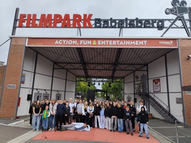 Wycieczka szkolna do Filmpark Babelsberg Wycieczka szkolna do Poczdamu. Uczniowie podczas zwiedzania Filmpark Babelsberg.