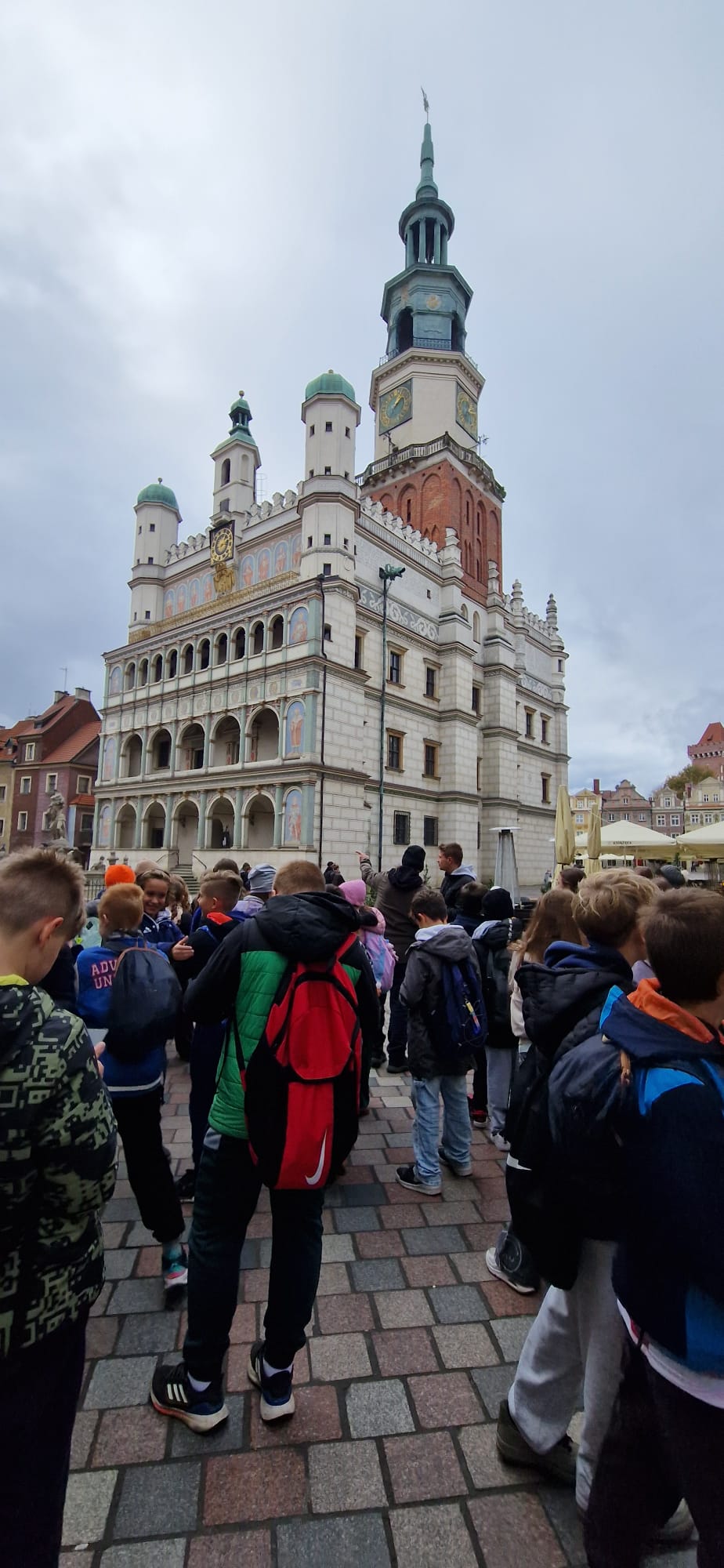 wycieczka szkolna do poznania - zwiedzanie Starego Rynku w Poznaniu przez uczniów.