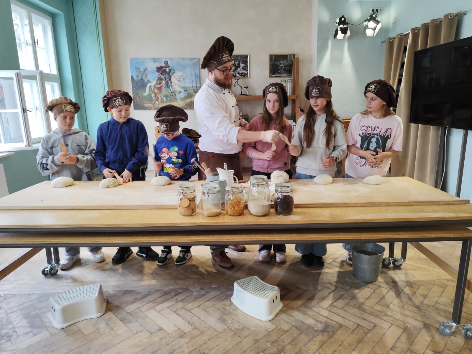 Wycieczka szkolna do Poznania. Rogalowe Muzeum. Dzieci w trakcie warsztatów.