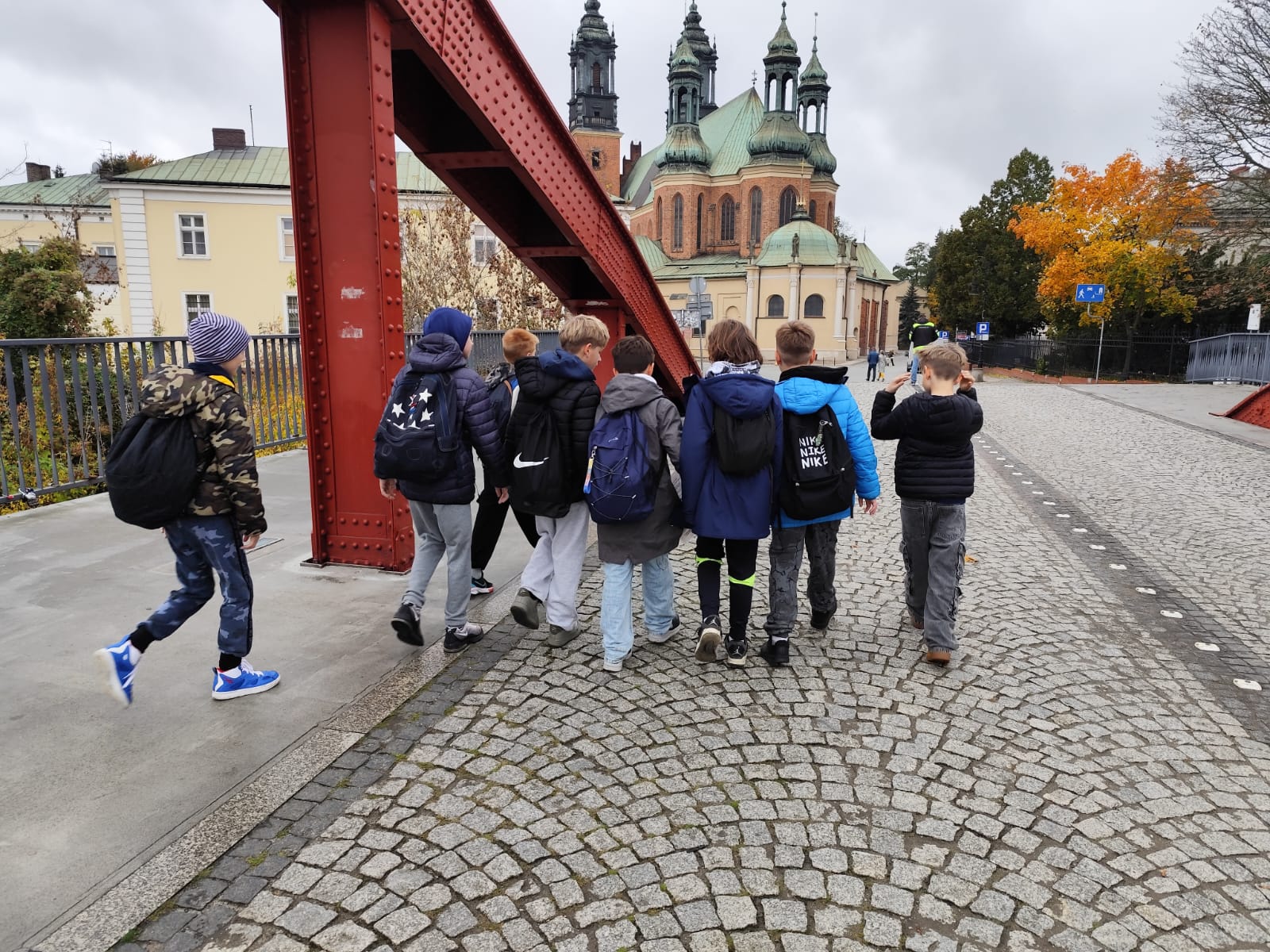 Jednodniowa wycieczka szkolna do Poznania. Uczniowie na moście Św. Rocha w Poznaniu.