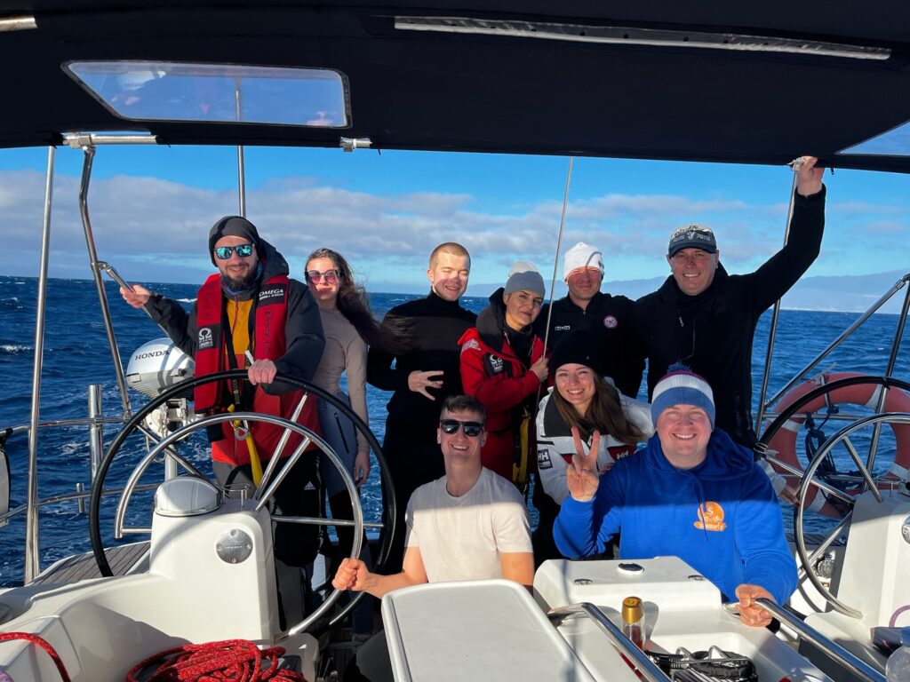 załoga w akcji. rejs na kanarach. szkolenie jachtowy sternik morski