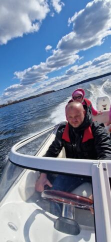 Manewrowanie łodzią podczas kursu na patent sternika motorowodnego w Zachodniopomorskiem.