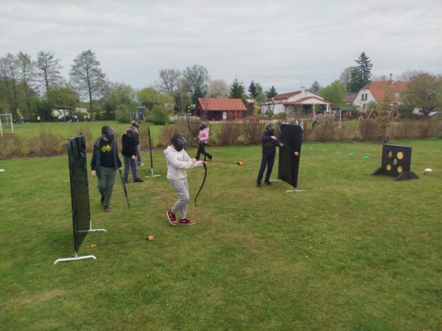 archery tag świetna zabawa na świeżym powietrzu w trakcie zielonej szkoły