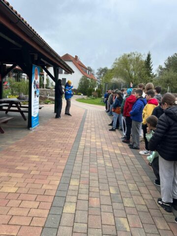 cała klasa w komplecie – pamiątkowe zdjęcie z naszej zielonej szkoły w czaplinku.